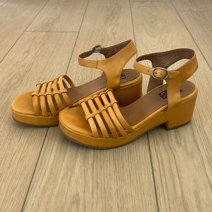 *Hardly worn* Miz Mooz Graciela Leather Platform Sandal in Ochre Size 8.5 39